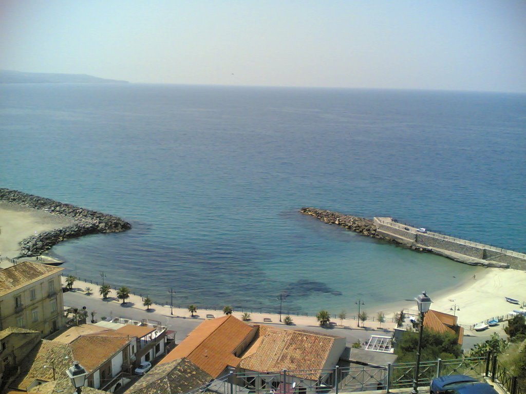 Pizzo Calabro - Veduta della spiaggia dalla piazza by Thomas Covello