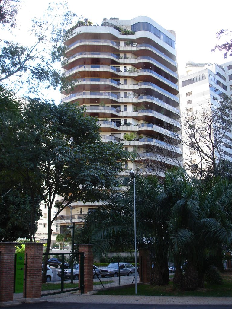 Edificio proximo ao bosque dos Buritis by Gabor Sipkoi