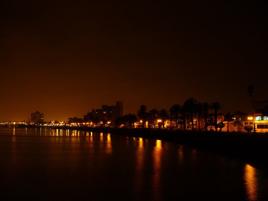 Malecón de La Punta (noche) by eduardina