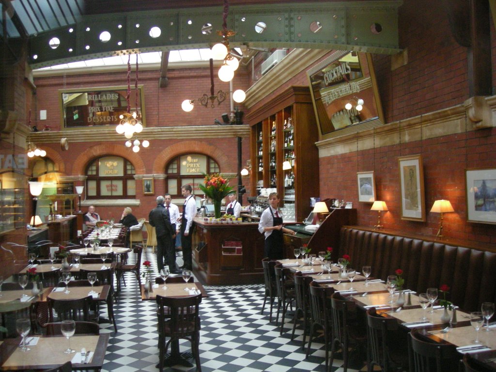 Interior Café en estación by Juan Carlos Newman L…