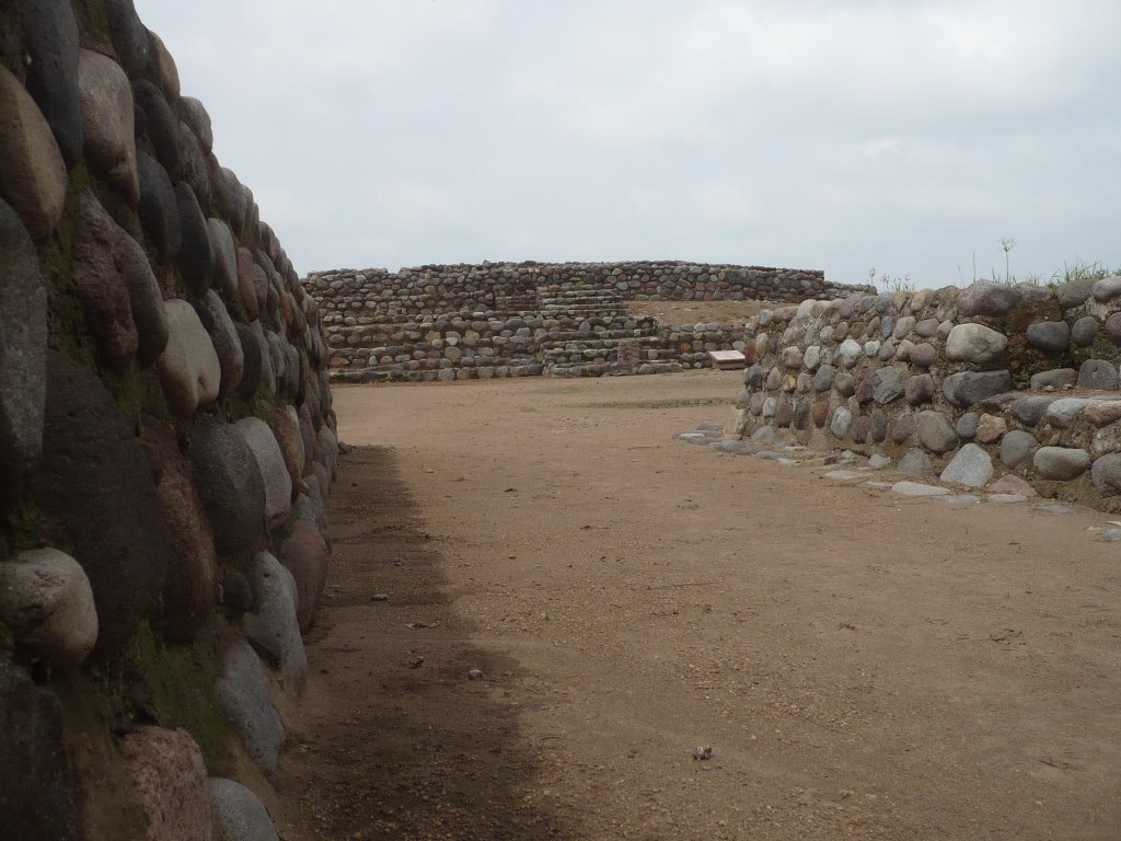 Zona arqueologica la campana, con la serpiente al fondo by Heri P. Salazar