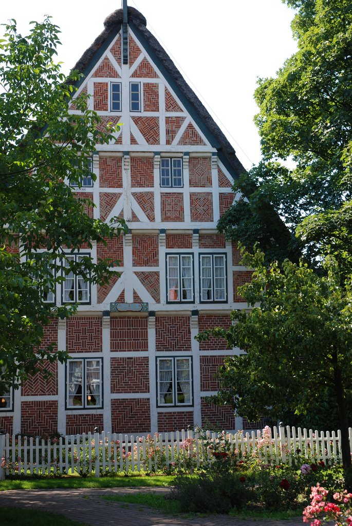 Restaurant in einem altem Fachwerkbauernhaus, erbaut 1746 ! by vp2_hmbg-ProPanoramio