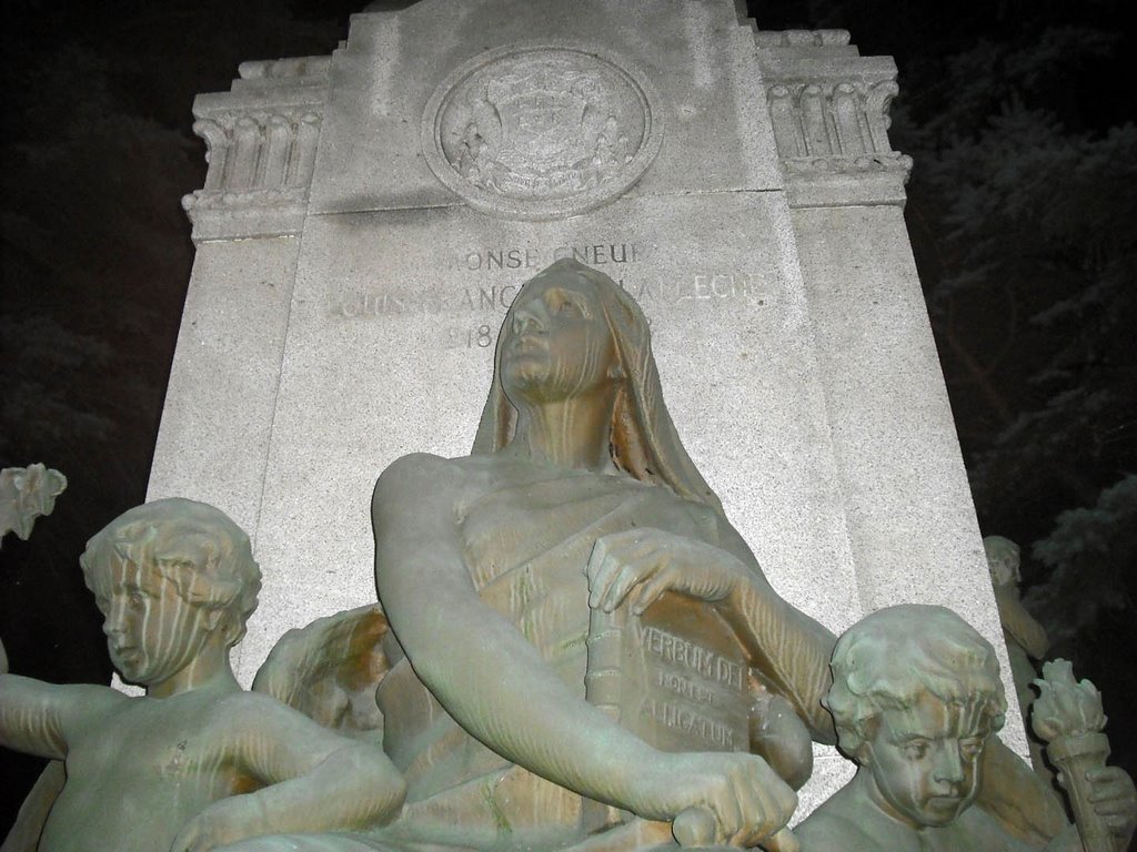 Trois-Rivières - Statue de la Cathédrale de TR by berrhe