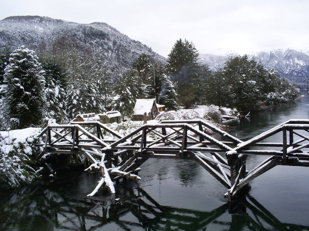 Puente viejo de troncos, a minutos de Villa la Angostura by Gonzalo.-