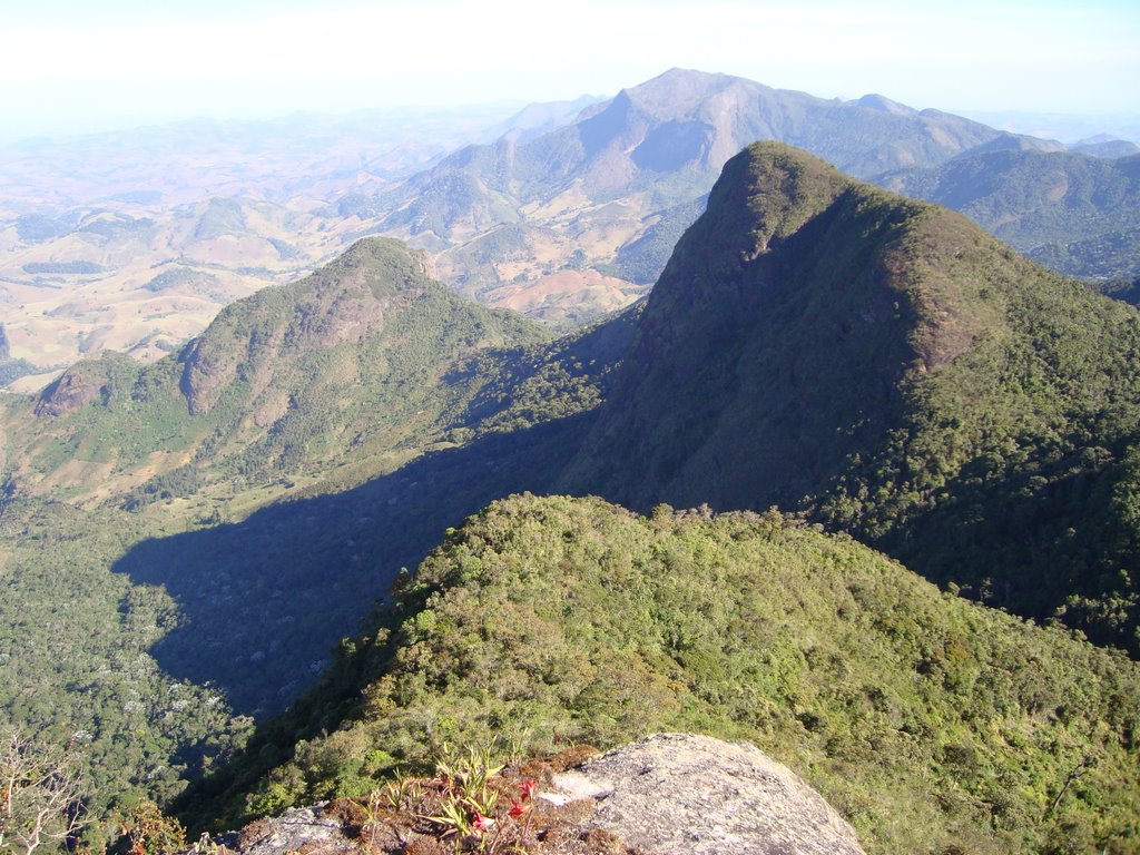 Vista do Pico do Boné para as pedras das Antas e do Campestre by Belquior