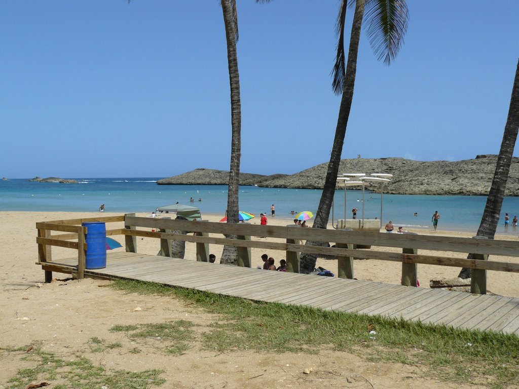 Paseo tablado en Playa Puerto Nuevo de Vega Baja by Juan & Gladys PR