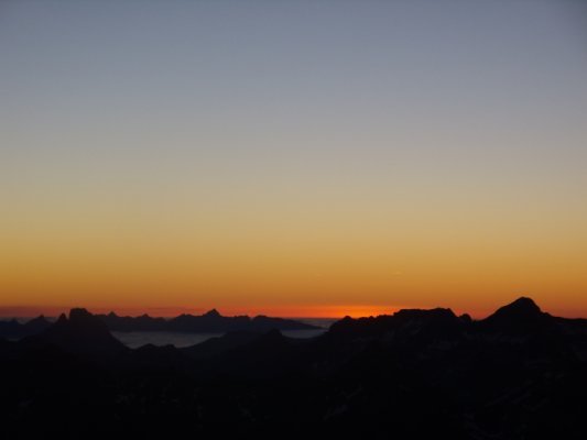 Atardecer_con_Balaitous_y_Midi_d'Ossau_desde_cumbre by gelete79