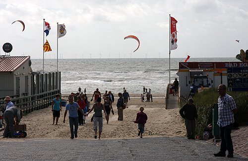 Entry to the beach by Zwoerdkop