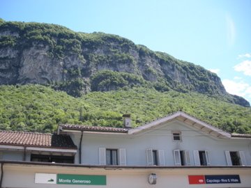 Bahnhof Capolago-Riva S. Vitale mit Sicht Richtung Monte Generoso by jonas_b