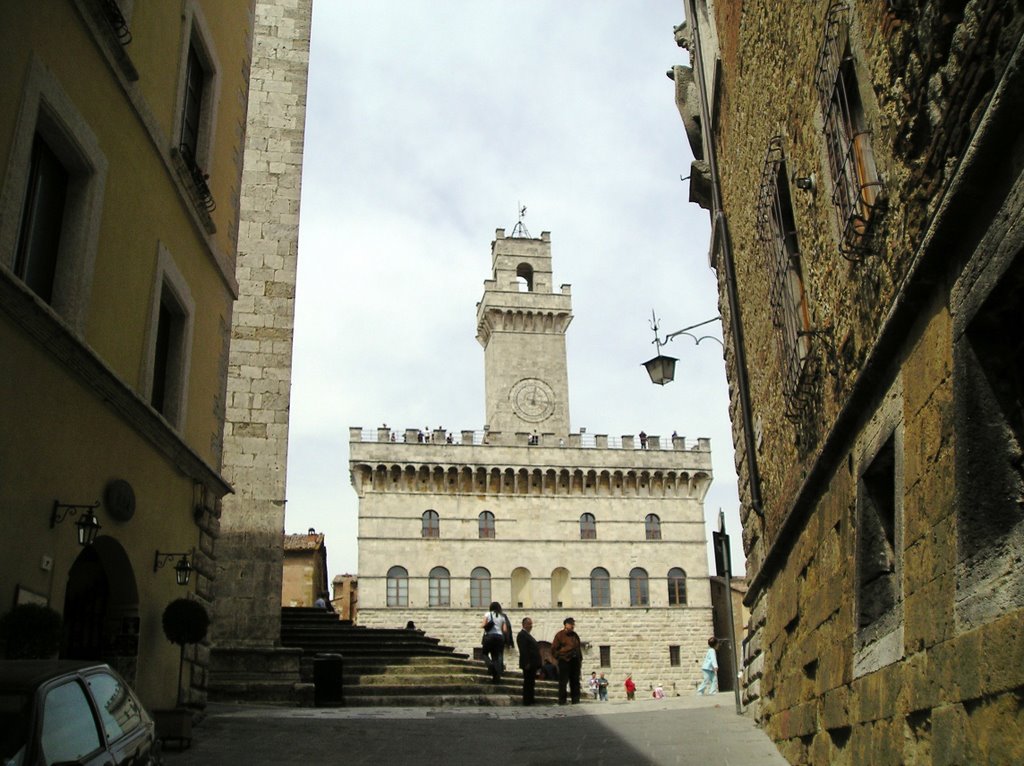 Montepulciano, Town Hall by mario marzioni