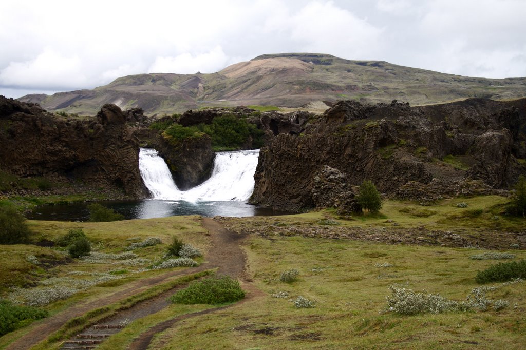 Hjalparfoss by lizzlano