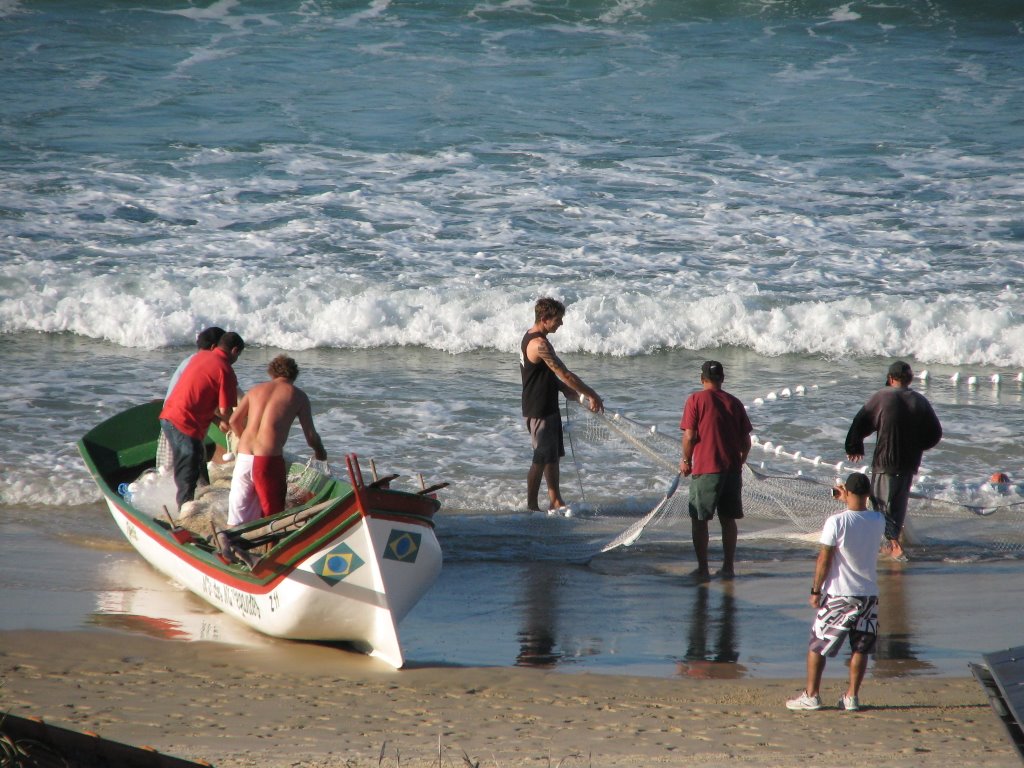 Setting the nets at los Ingleses Beach by rommel10