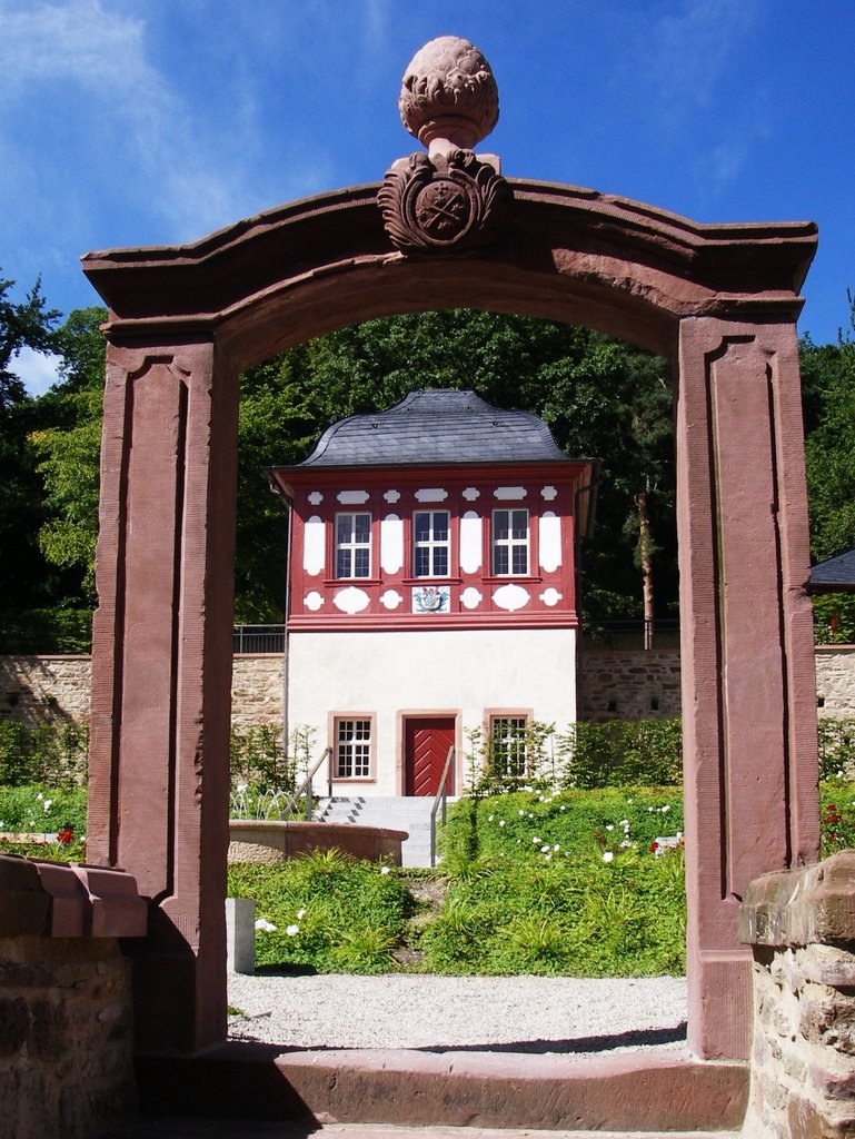 Eingang zum Prälatengarten mit Blick auf das Abtshaus by <- Akira ->