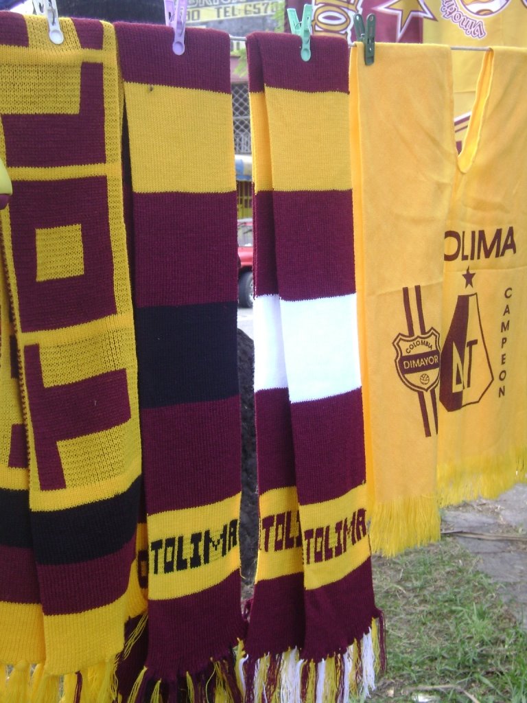 El futbol un carnaval urbano venta de subvenir del Deportes Tolima inmediaciones estadio Murillo Toro Ibague, fotografia tomada el 27 de julio del 2008, partido Tolima - La Equidad, camara Sony, archivo fotografico Servicios Integrales by pedroherrana