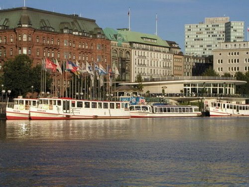 Hamburg Alster Jungfernstieg 01.JPG by Torsten Schlüter