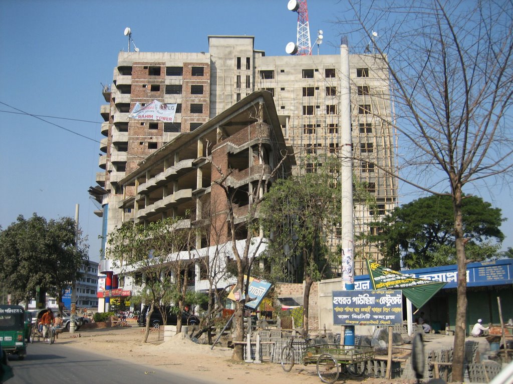 Rahim Tower beyond the 'triangle building' © Mothiur by Mothiur