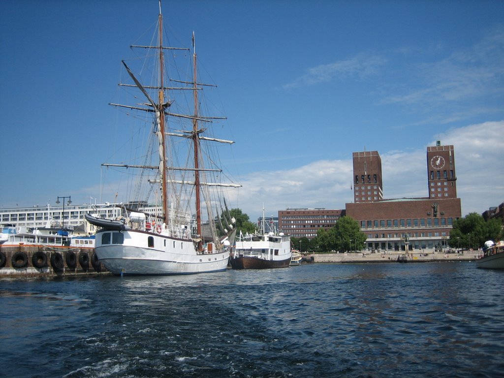 Abandonando el puerto de Oslo by Francisco Sanchez