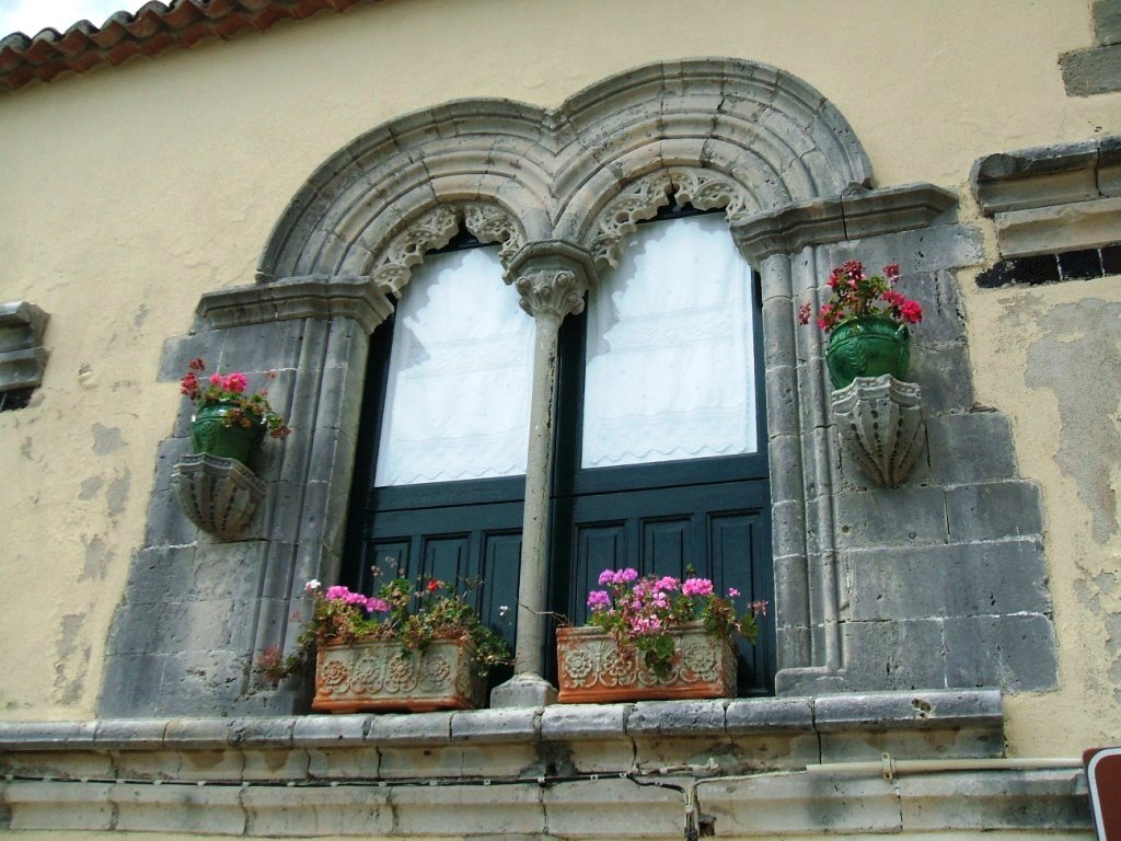 Bifora del '400.Nelle vicinanze della chiesa Madre si può ammirare una costruzione del tardo medioevo che prende il nome dall’ornamentale finestra: una bifora risalente al 1400 e recentemente restaurata. Il portale è stato rifatto nel tardo ‘700, così come testimoniato dai motivi ornamentali raffiguranti dei gigli borbonici. by Taoetna