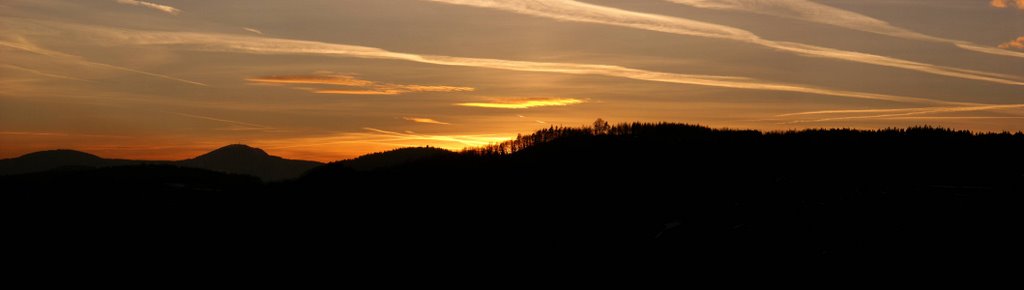 Breiteberg und Lausche von Mittelherwigsdorf aus gesehen by Karsten Schiller