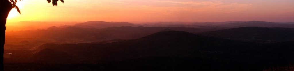 Sonnenuntergang über der sächsischen und böhmischen Schweiz vom Tannenberg aus gesehen by Karsten Schiller