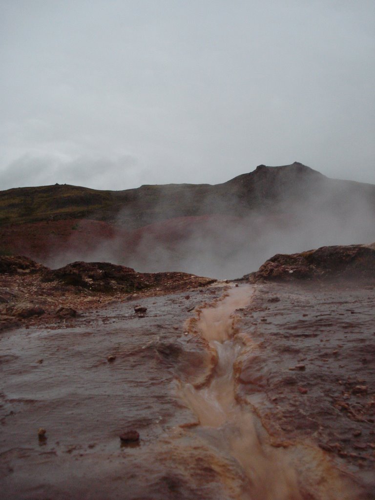 Boiling sulfar-water on his way down by Rinke van Diermen