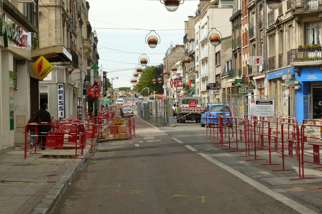 Les rues calmes de Reims en été by arnaud_hincelin