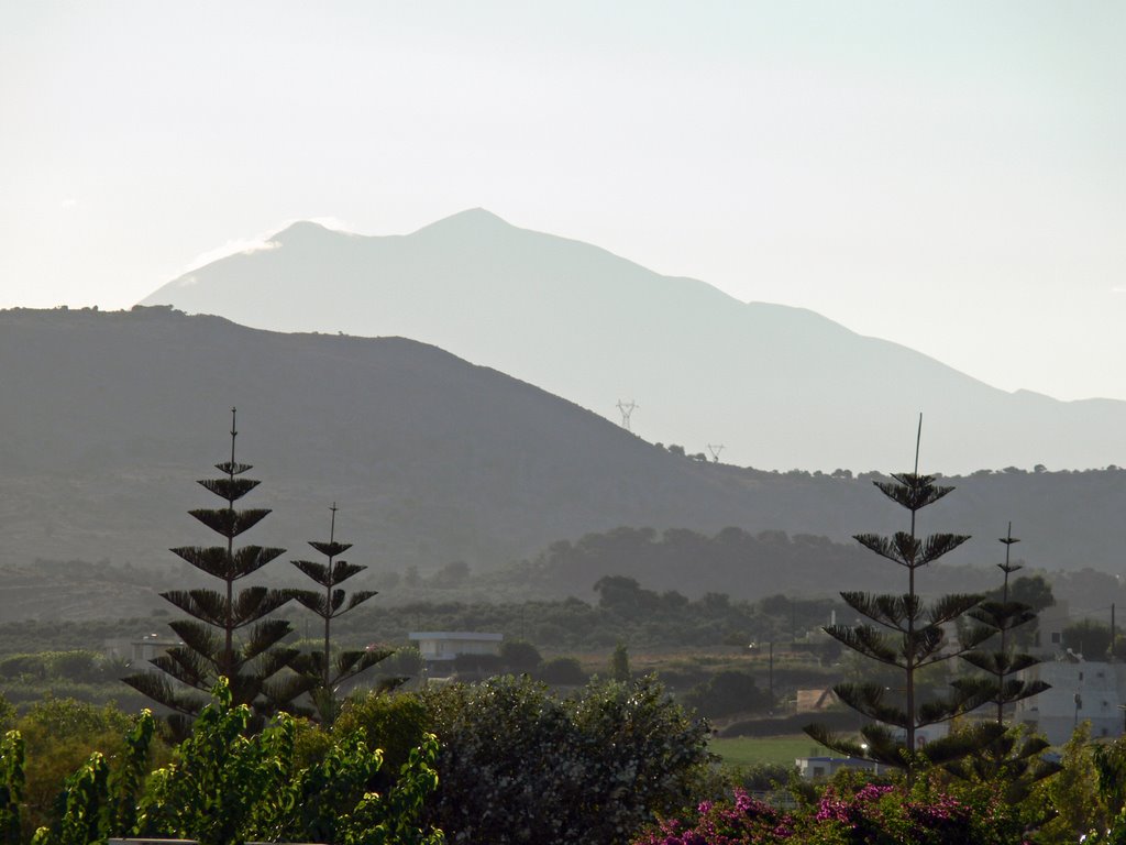 Blick vom Balkon in Richtung Psiloritis (2.456m) by Astrobel