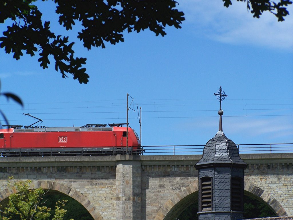 Blick vom Friedhof aus auf die schöne Eisenbahnbrücke von Altenbeken. Diese Aufnahme entstand am 06.08.2008 by ruhrgebiets art