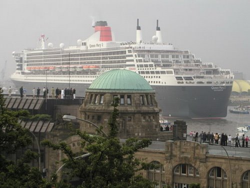 Hamburg Elbe Queen Mary 2 (6).JPG by Torsten Schlüter