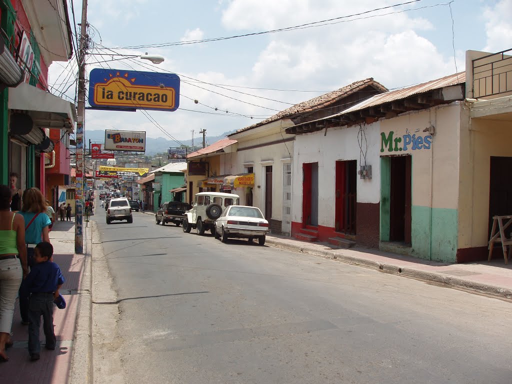 Matagalpa - La calle de las tiendas by AvPearson