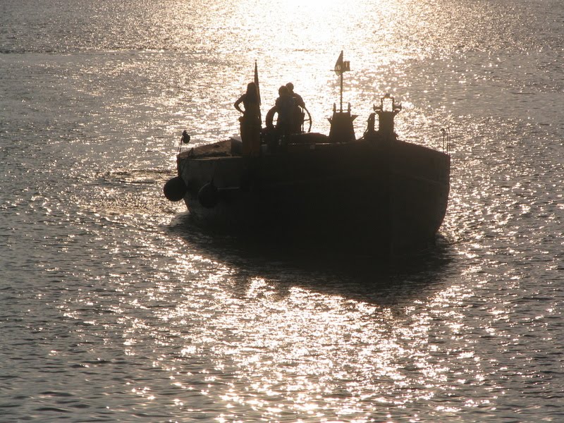 Vissersboot by René Keuvelaar