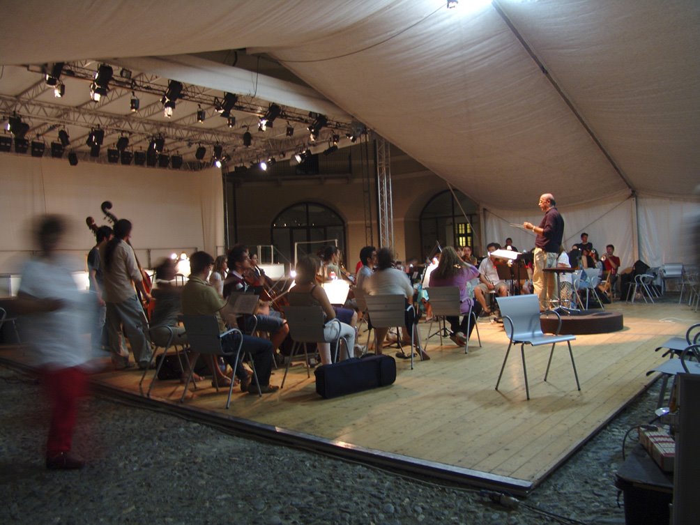 Spettacolo lirico "Elisir d'amore" direttore d'orchestra Guido Maria Guida, prove 5, Forte di Bard, Valle d'Aosta agosto 2008 by Marco Ferrari