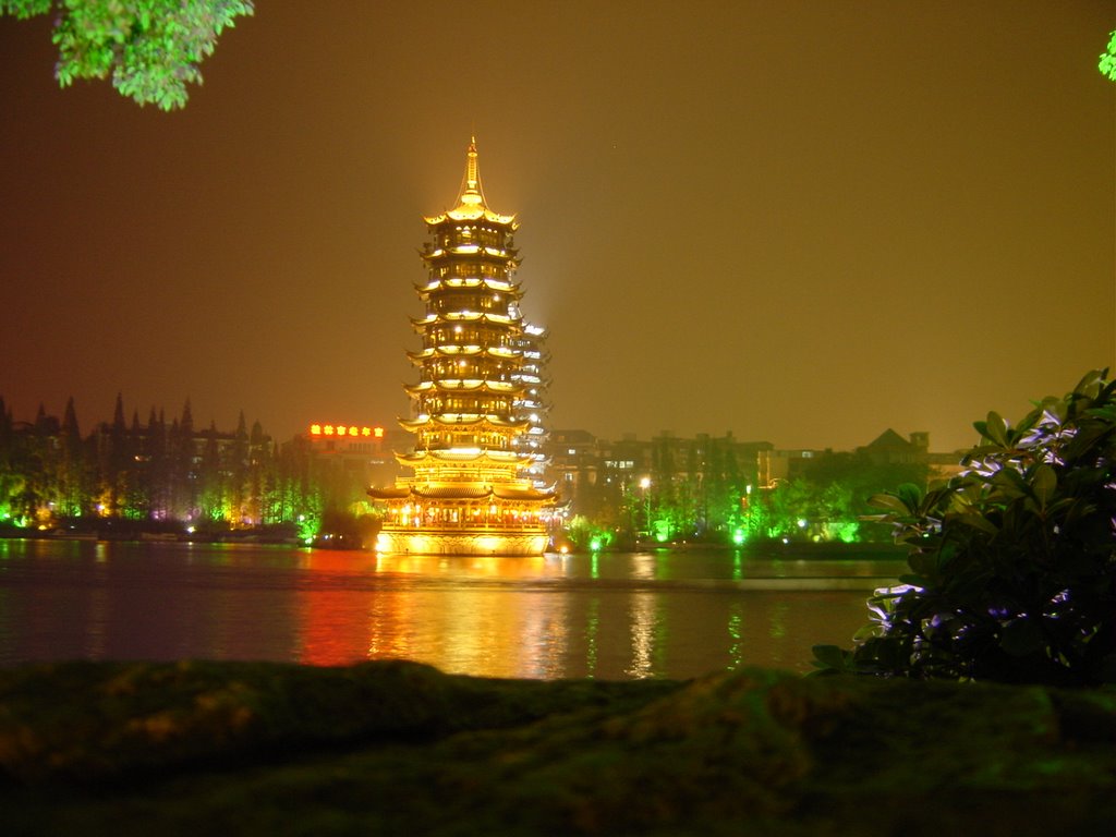 Pagodas Gemelas del Sol, y de la Luna (Riming Shuang Ta) by Ronald Antonio van d…