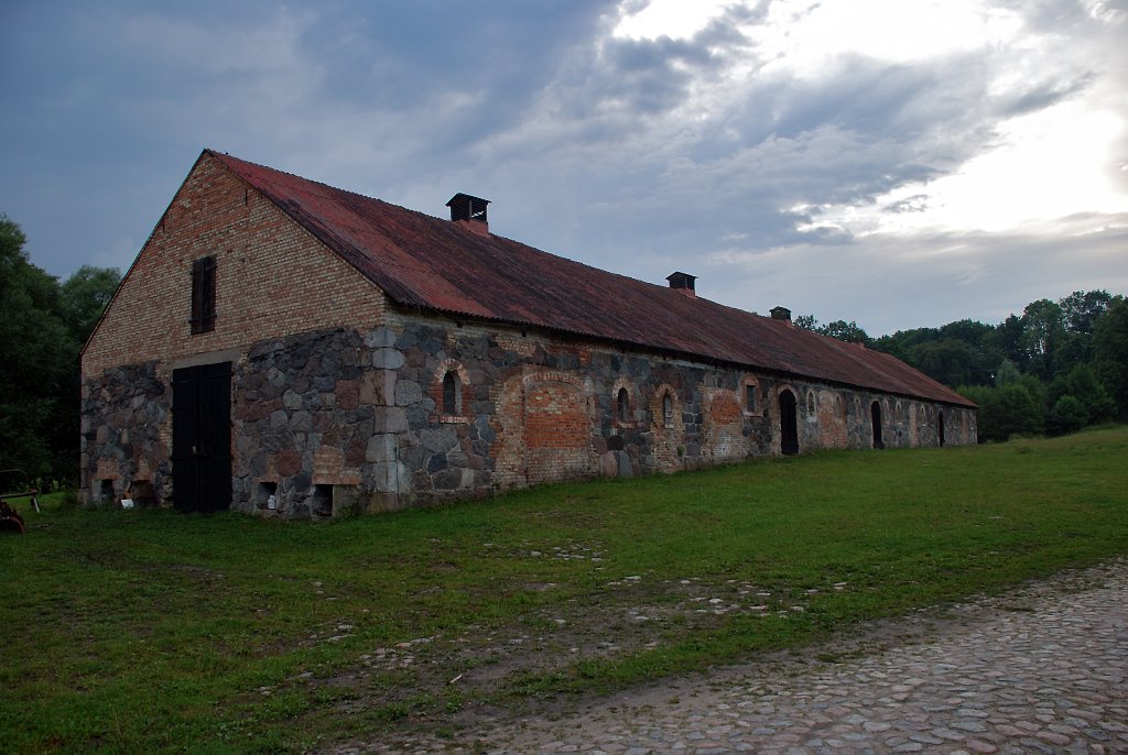 Cowshed by Wlodzimierz Poznansk…