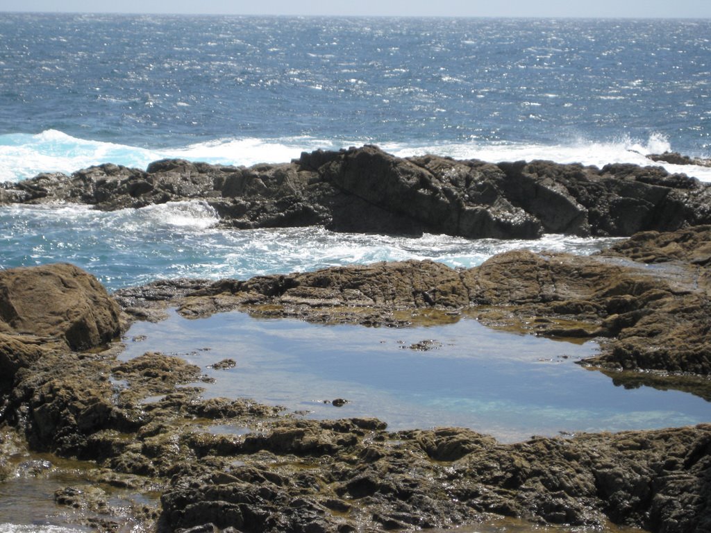 Cracked rock filled with blue water ..::Ame&Kerol::.. by Amefuccino