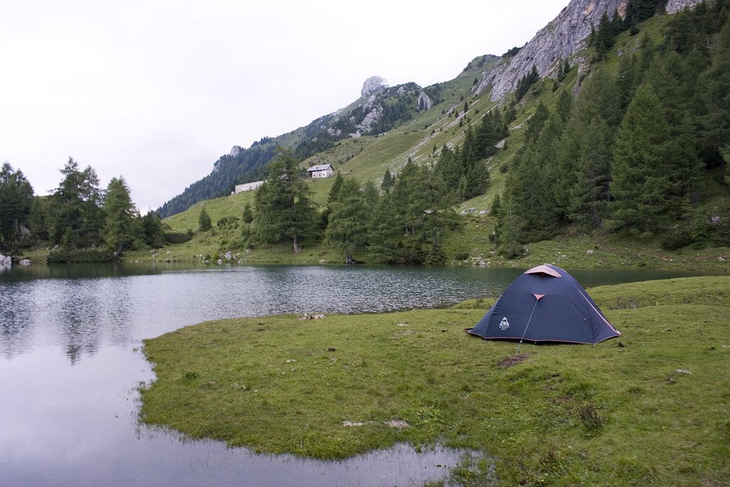 Tenda ai bordi del Lago di Bordaglia by Luigi Grusovin