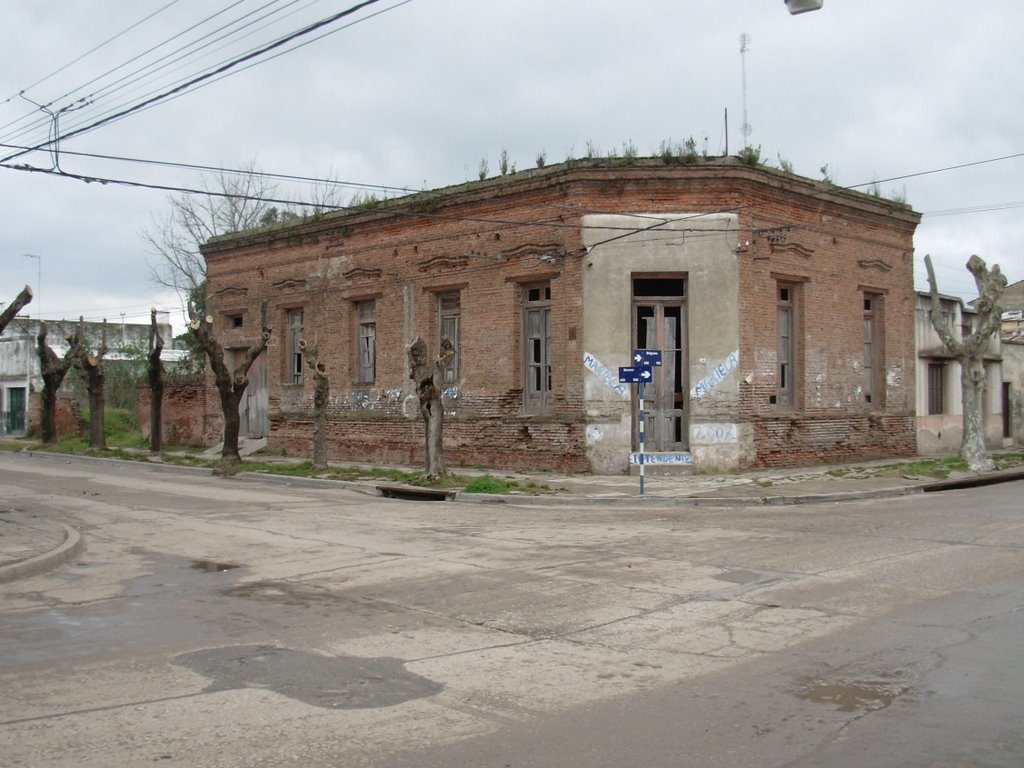 Maipu, casa abandonada by nicoodes