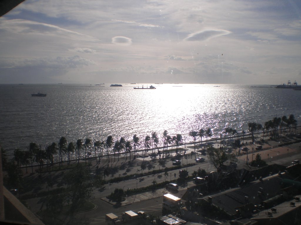 Manila Bay After typhoon Frank by MCastromero