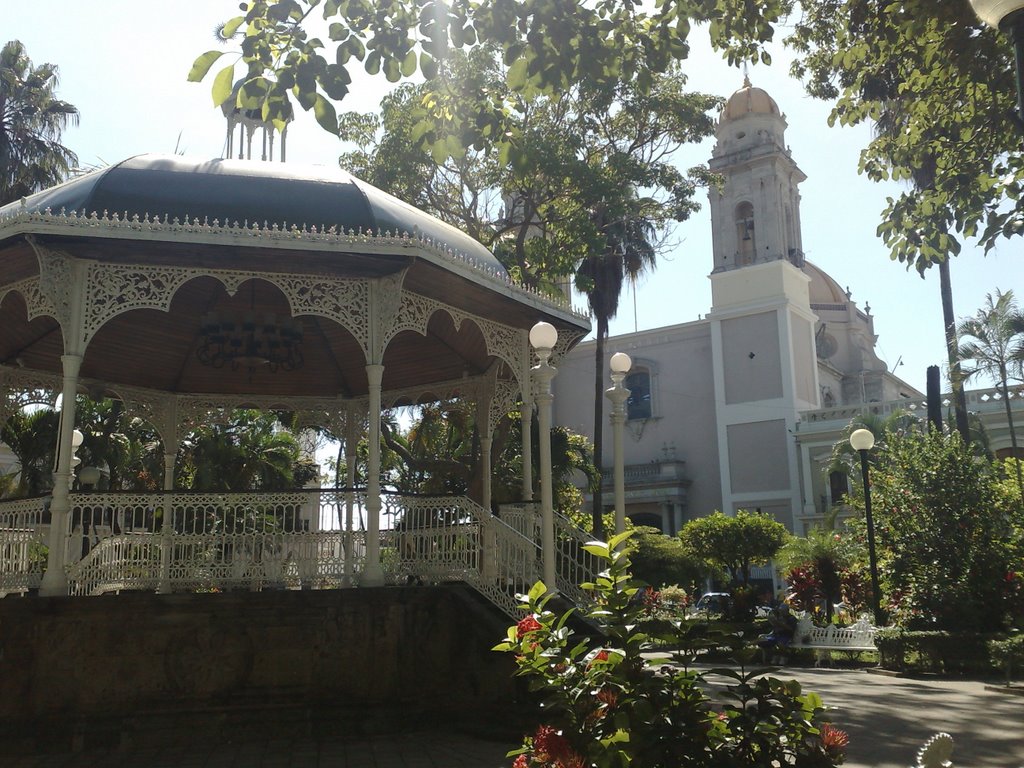 EL KIOSCO Y LA CATEDRAL by VICTOR HUGO MANZO