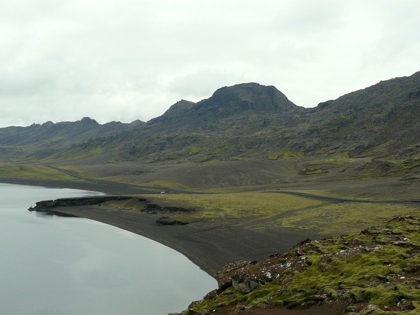 Górskie Jezioro Kleifarvatan pełne psrągów, Islandia by ganc