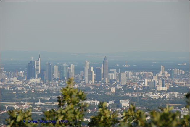 Blick auf Frankfurt vom Hardtbergturm by Sven Rumbler