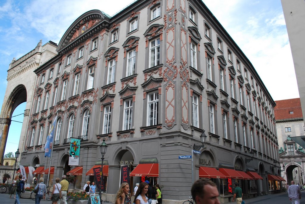 München - Theatinerstraße: Feldhernhalle [04.08.2008] by Jordi Peralta