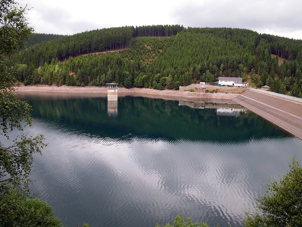 Ohratalsperre mit Trinkwasserentnahmeturm, Schachteinlauf der Hochwasserentlastung, Messpfeiler, Betriebsgebäude by ThomasSchubert