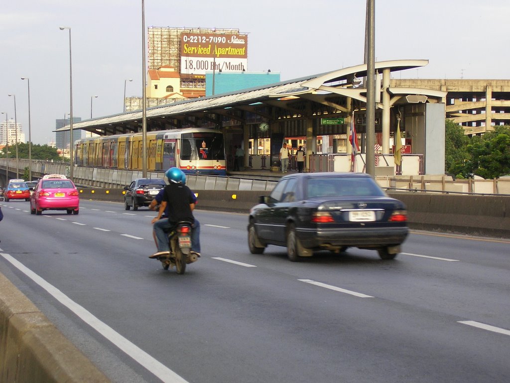 Bangkok Skytrain, BTS Station: Saphan Taksin by Uwe Werner