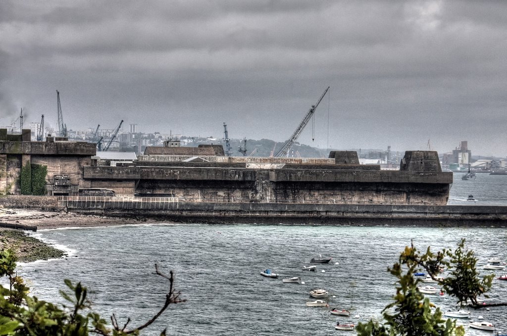 Der riesige U-Boot-Bunker wurde während der deutschen Besatzung im 2. Weltkrieg errichtet. by pillboxs