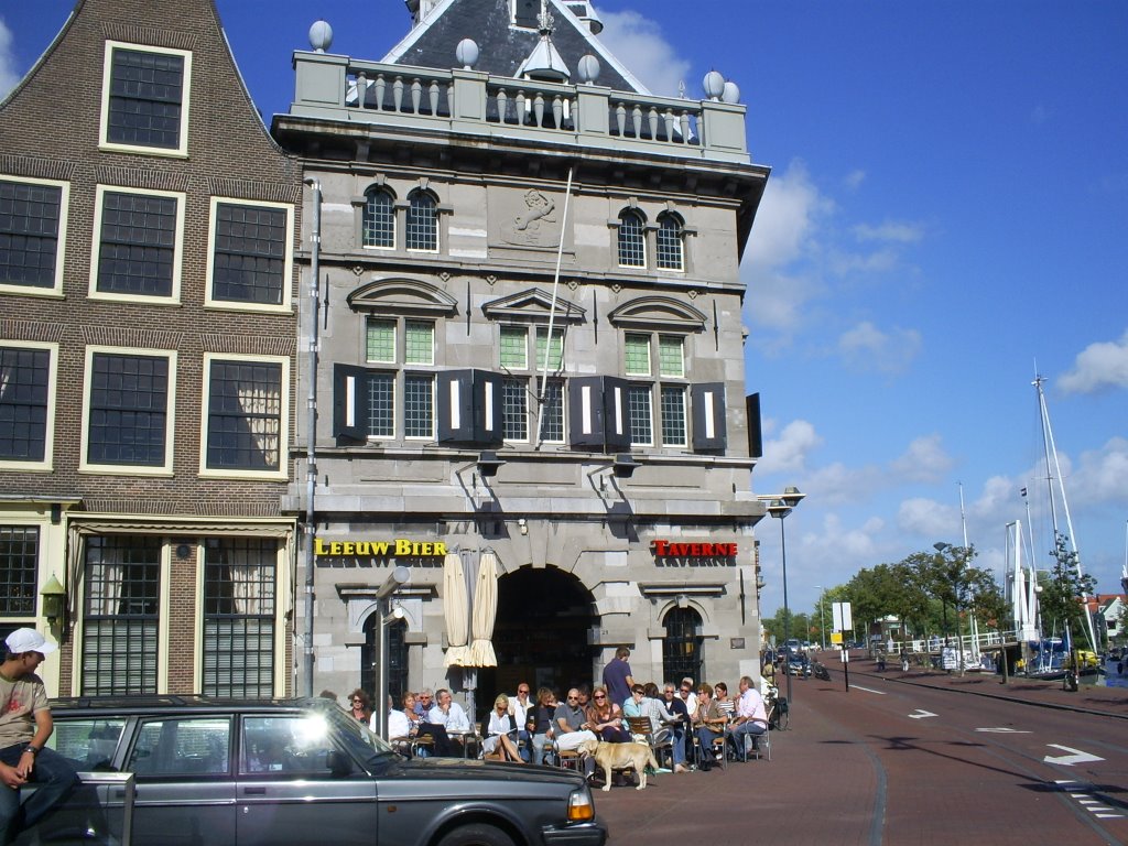 Haarlem kroeg van buitenaf gezien by C.A. Conny