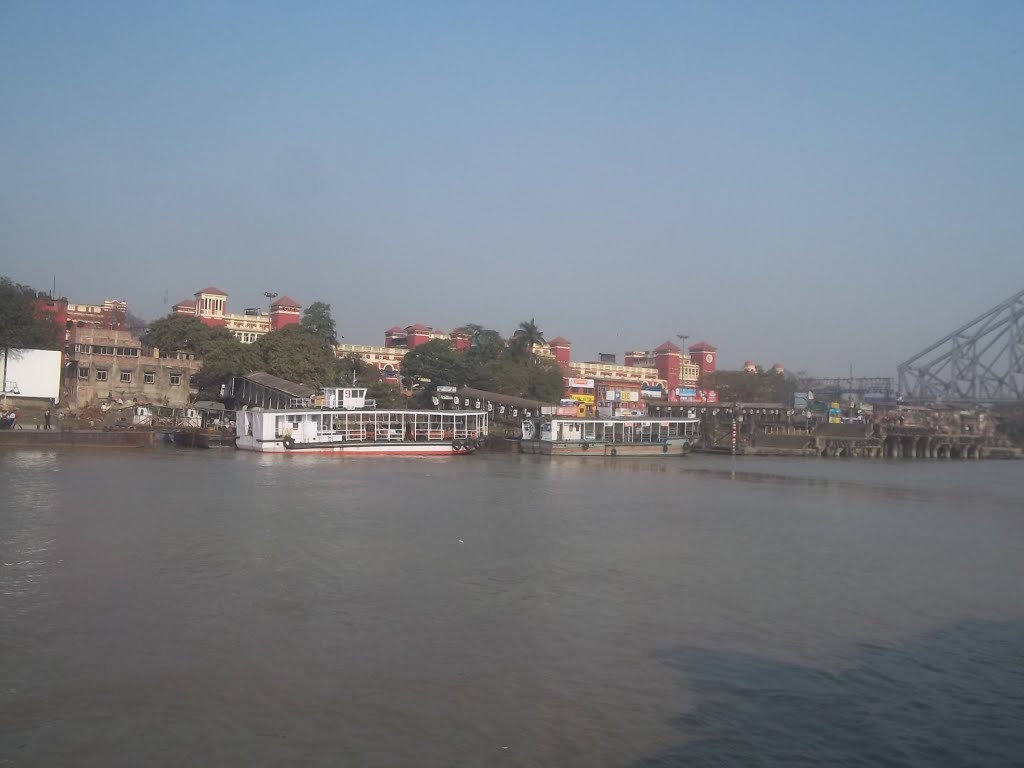 Howrah Railway Terminal Station Building viewed from Ferry Jetty - Hoogly River হুগলী নদী ஹூக்ளி ஆறு हुगली नदी హుగ్లీ నది હુગલી નદી ഹൂഗ്ളി നദി ಹೂಗ್ಲಿ ನದಿ -ہگلی ندی ହୂଗ୍ଲି ନଦୀ ဟူးဂုလီး မြစ် හූග්ලි ගඟ 후구리 강 - 胡格利河 - フーグリ川川 - 7378 by dhanasekarangm