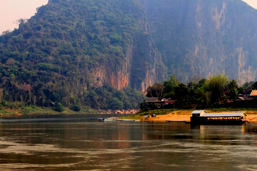 Unnamed Road, Pak Ou, Laos by quanphe ngoduc