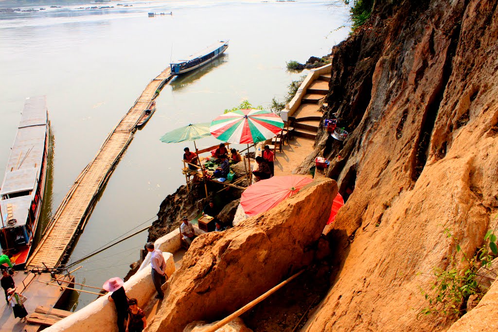 Unnamed Road, Pak Ou, Laos by quanphe ngoduc