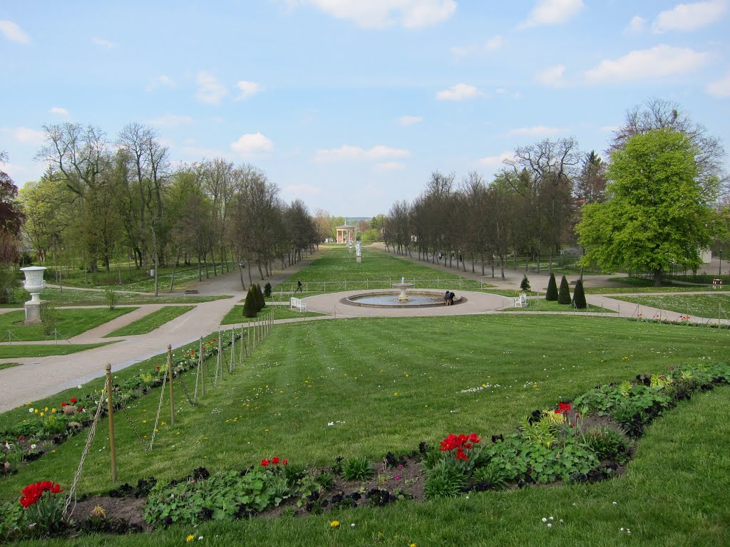 Schlosspark Neustrelitz, Hauptachse mit Hebetempel by Bernd Severin